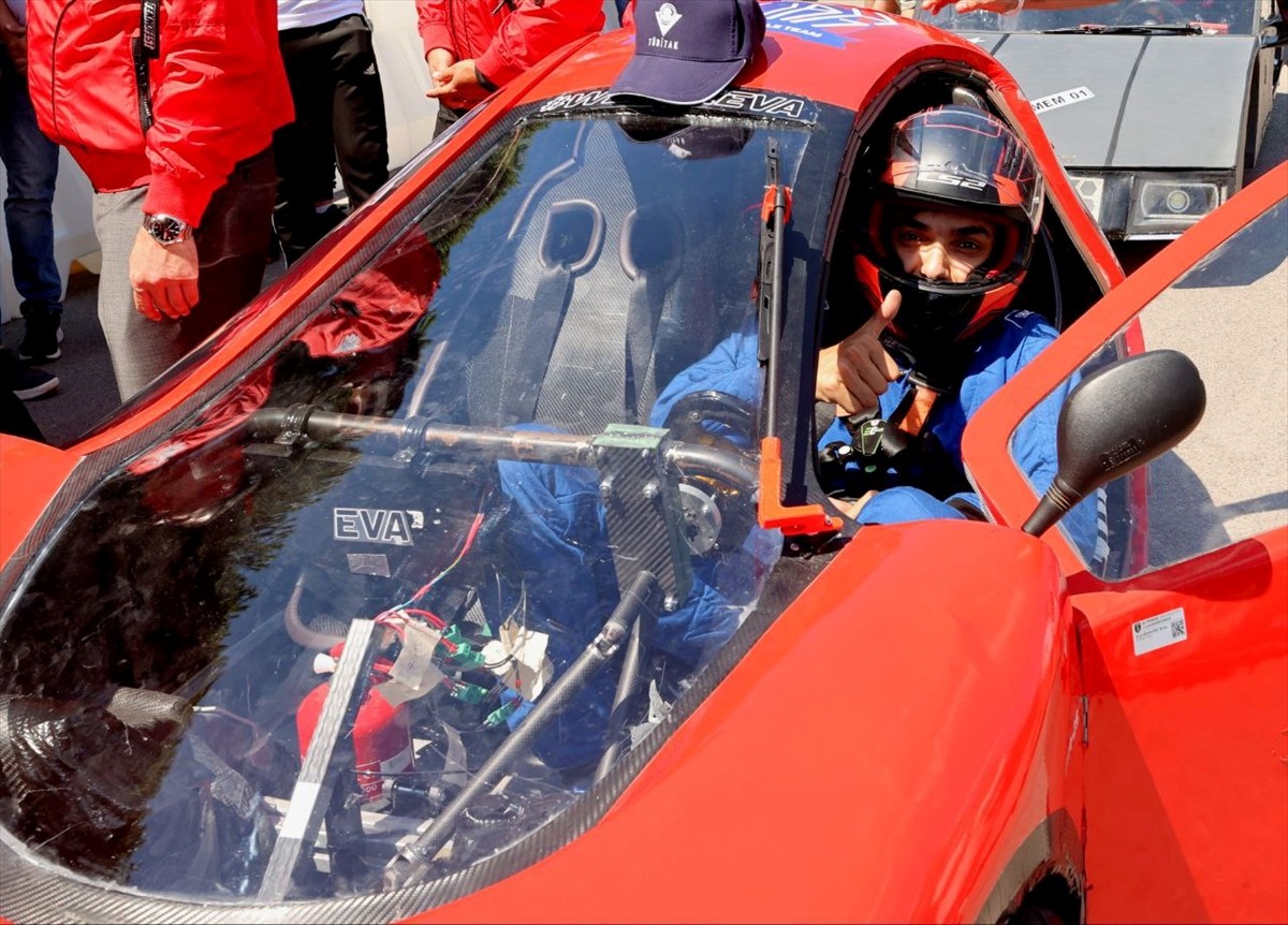 Sanayi ve Teknoloji Bakanı Mehmet Fatih Kacır, Teknofest Elektrikli Araç Yarışları'nın...