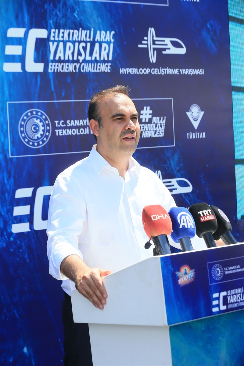 Sanayi ve Teknoloji Bakanı Mehmet Fatih Kacır, Teknofest Elektrikli Araç Yarışları'nın...