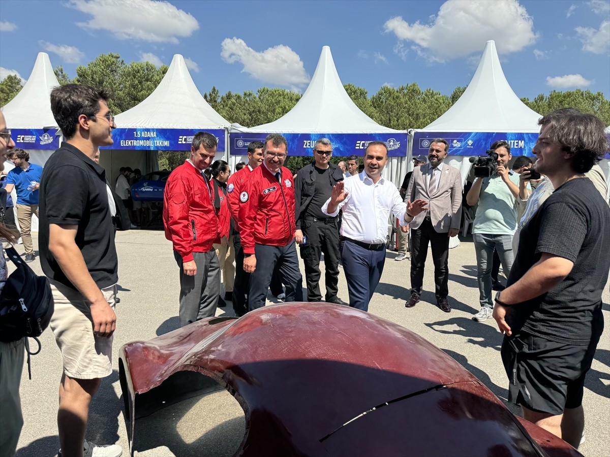 Sanayi ve Teknoloji Bakanı Mehmet Fatih Kacır, Teknofest Elektrikli Araç Yarışları'nın...