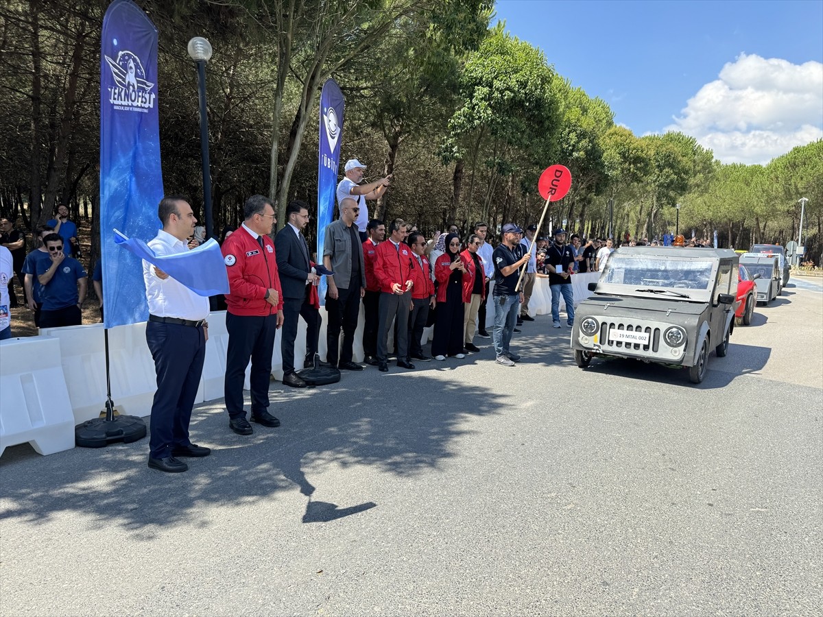 Sanayi ve Teknoloji Bakanı Mehmet Fatih Kacır, Teknofest Elektrikli Araç Yarışları'nın...
