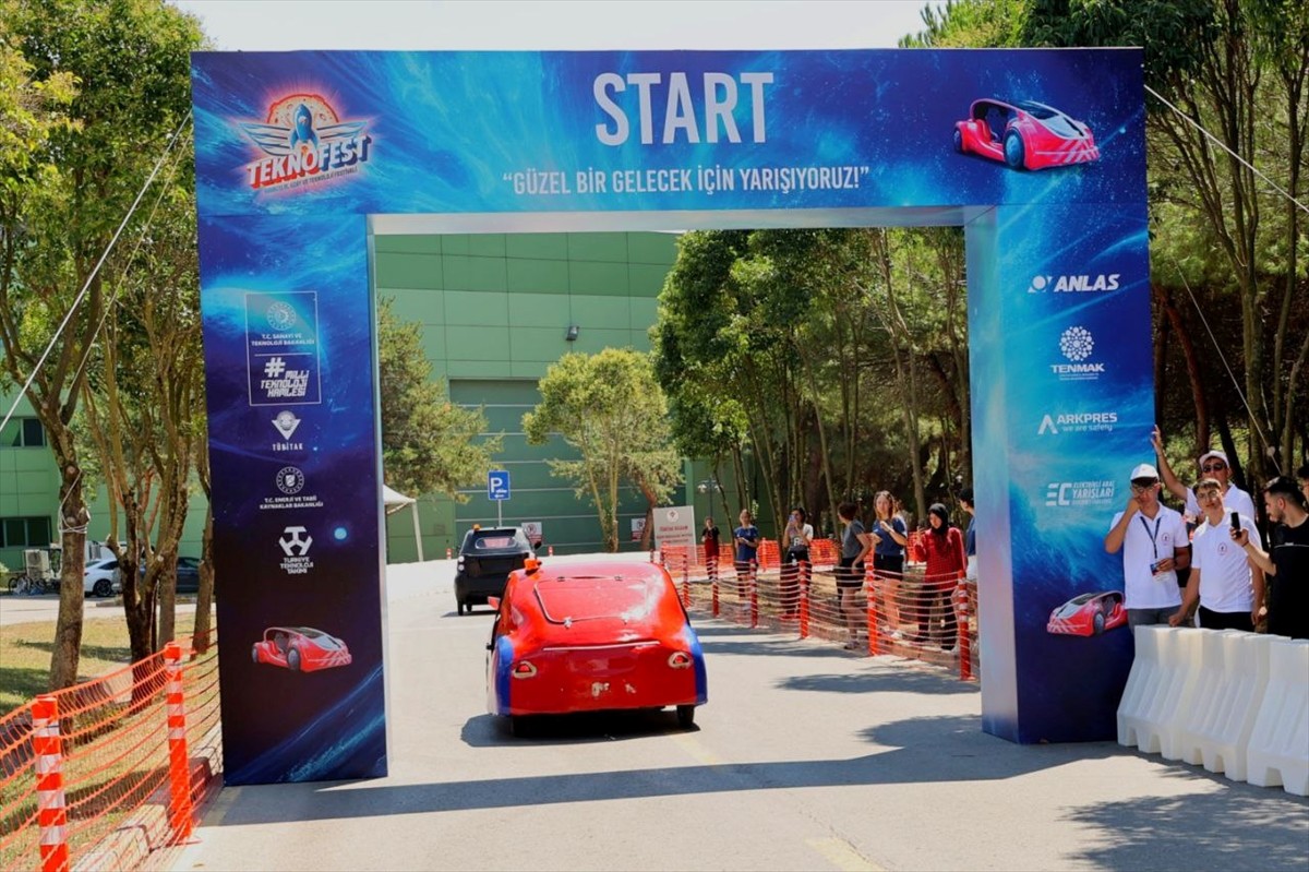Sanayi ve Teknoloji Bakanı Mehmet Fatih Kacır, Teknofest Elektrikli Araç Yarışları'nın...
