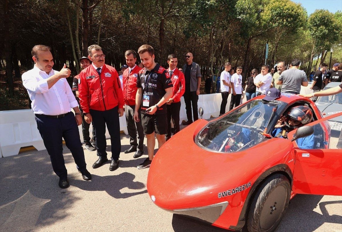 Sanayi ve Teknoloji Bakanı Mehmet Fatih Kacır, Teknofest Elektrikli Araç Yarışları'nın...