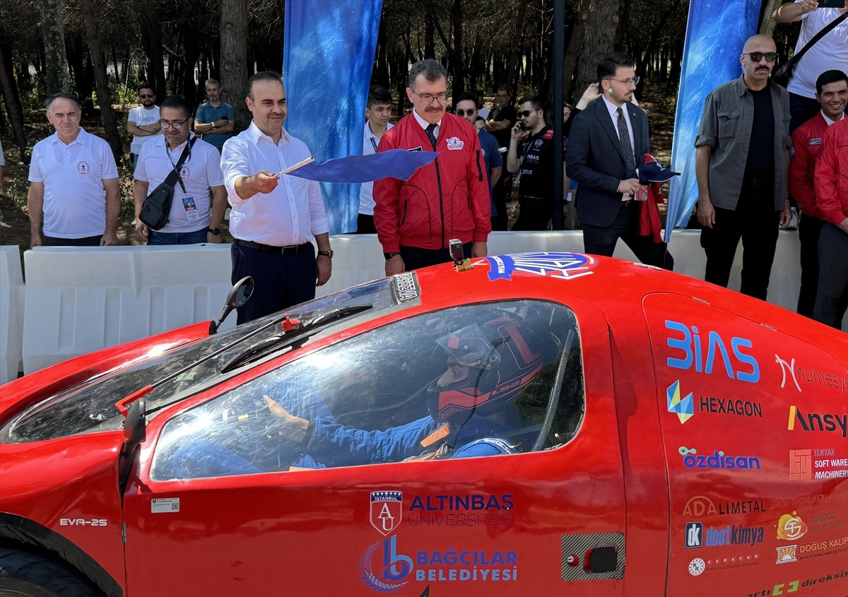 Sanayi ve Teknoloji Bakanı Mehmet Fatih Kacır, Teknofest Elektrikli Araç Yarışları'nın...