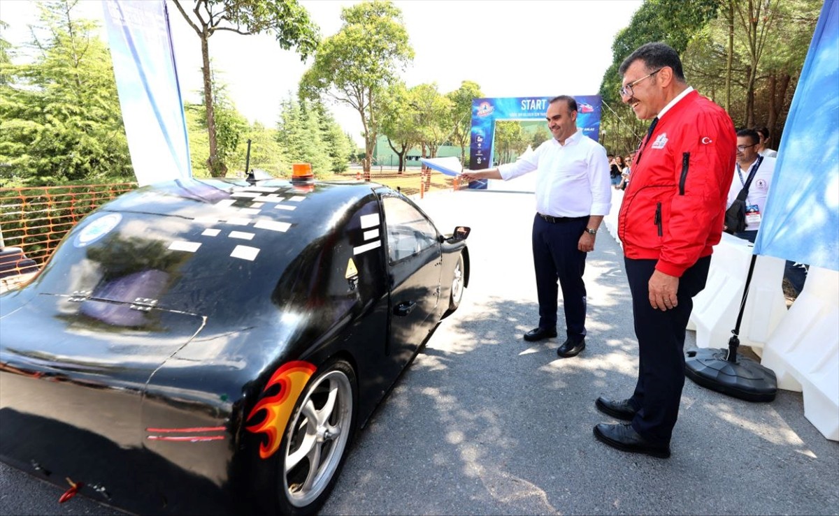 Sanayi ve Teknoloji Bakanı Mehmet Fatih Kacır, Teknofest Elektrikli Araç Yarışları'nın...