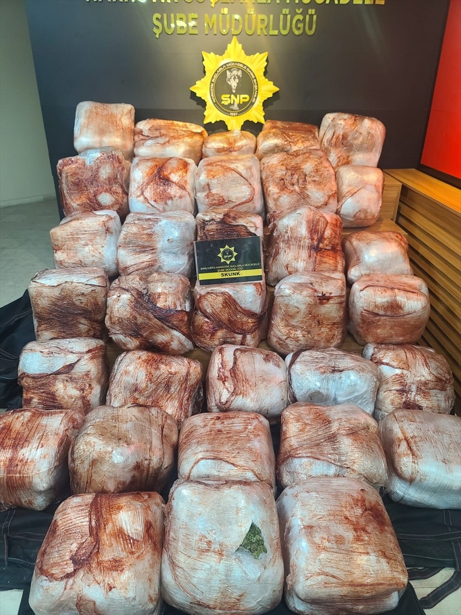 Şanlıurfa'da düzenlenen operasyonunda 223 kilo 250 gram sentetik uyuşturucu ele geçirildi, 4...