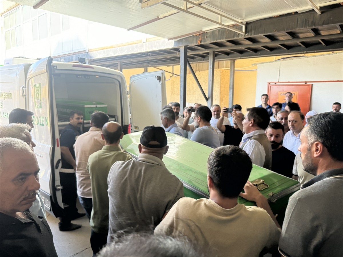 Şanlıurfa'da kontrol çıkan aracın kaldırımdaki yayalara çarpması sonucu 5 çocuk hayatını kaybetti...