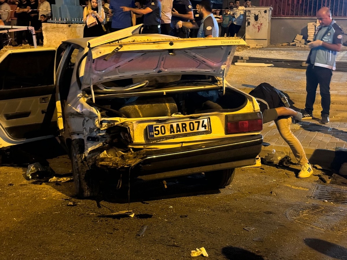 Şanlıurfa'da kontrol çıkan aracın kaldırımdaki yayalara çarpması sonucu 5 çocuk hayatını kaybetti...