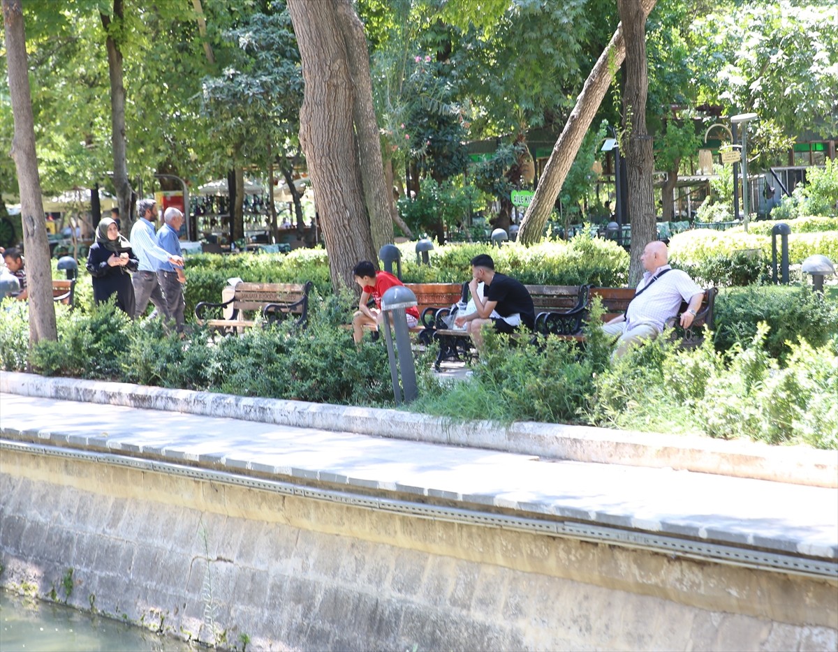 Şanlıurfa'da sıcak hava etkisini sürdürdü. Kentte vatandaşlar, parklarda ve tarihi Balıklıgöl...