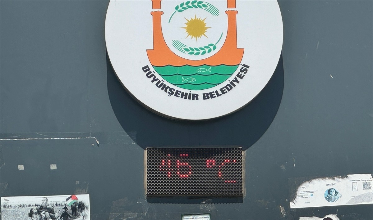 Şanlıurfa'da sıcak hava etkisini sürdürdü. Kentte vatandaşlar, parklarda ve tarihi Balıklıgöl...