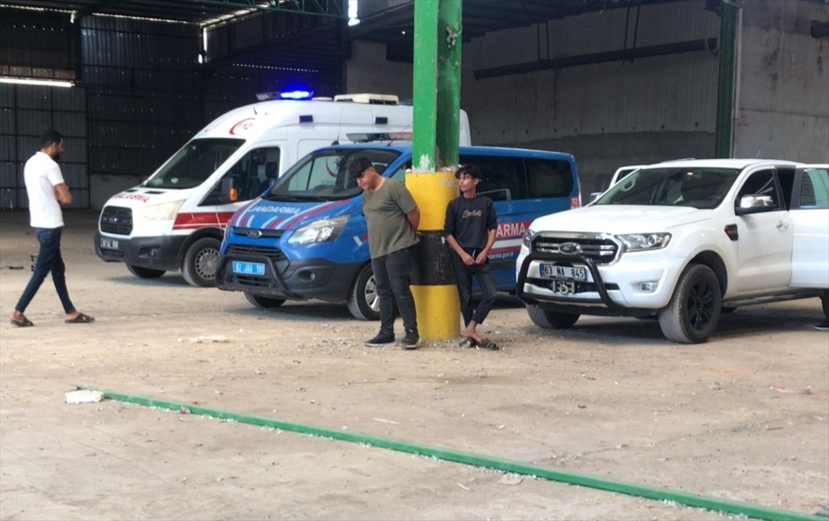 Şanlıurfa'nın Harran ilçesinde çalıştığı fabrikanın çatısından düşen yabancı uyruklu işçi hayatını...