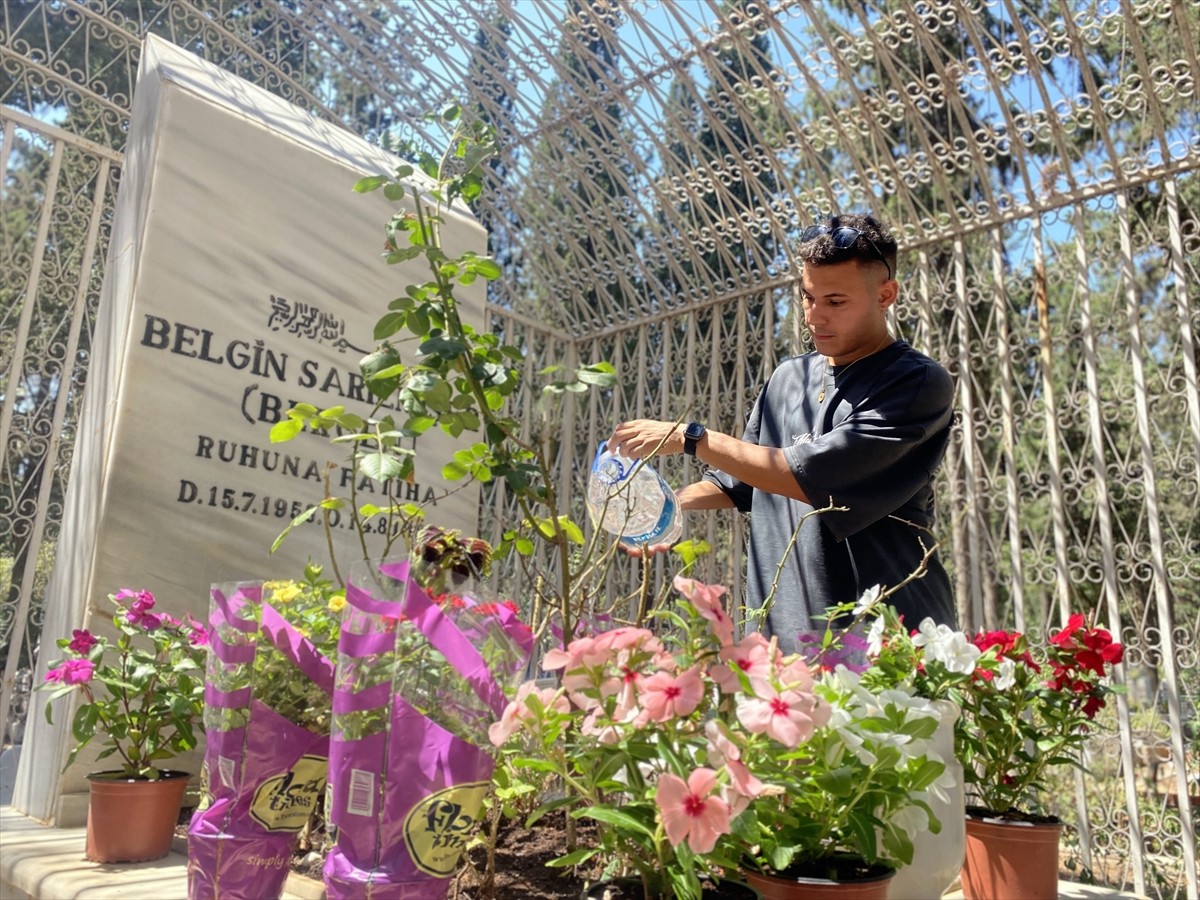 Şarkıcı Bergen'in ölümünün 35. yıl dönümü dolayısıyla Mersin'deki mezarı başında anma programı...