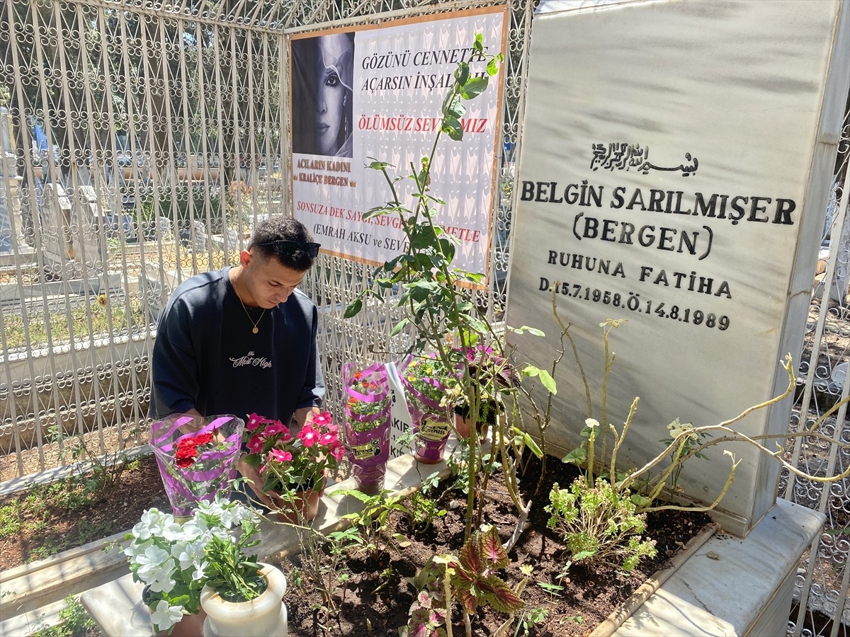 Şarkıcı Bergen'in ölümünün 35. yıl dönümü dolayısıyla Mersin'deki mezarı başında anma programı...