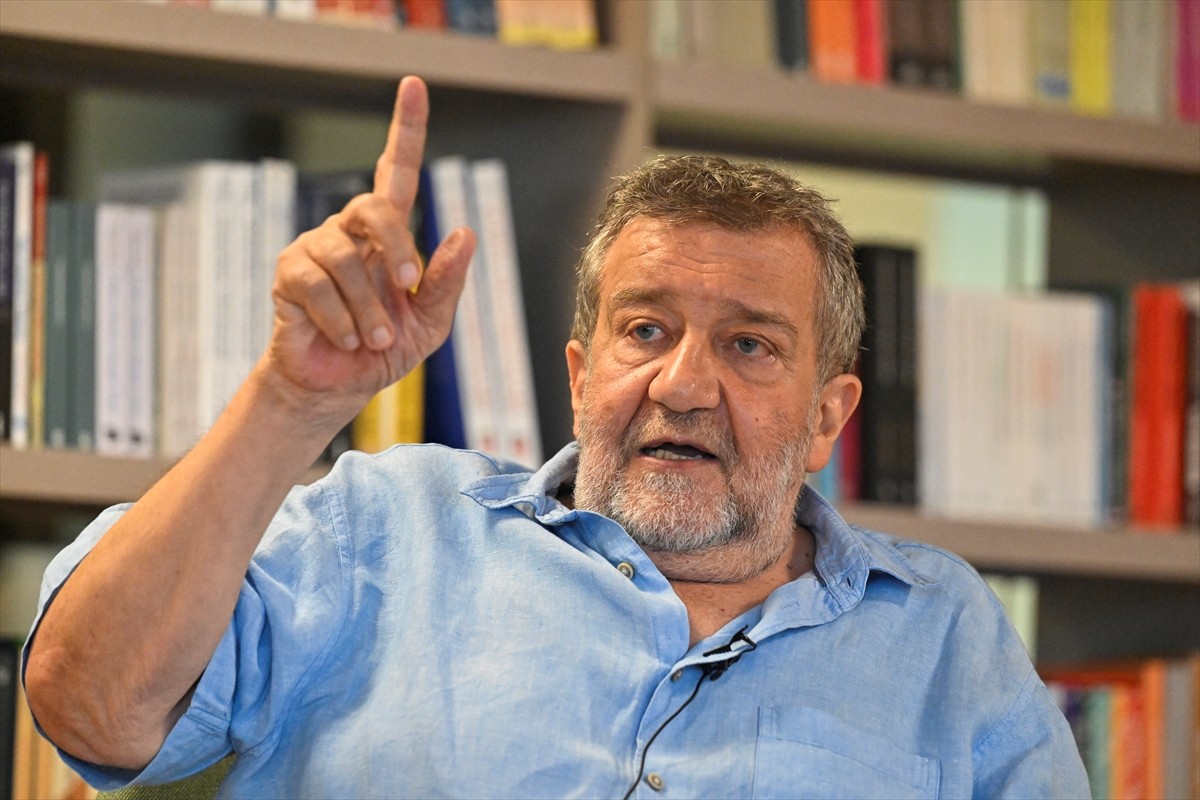 Savaş muhabiri, seyyah, belgesel film ve televizyon yapımcısı Coşkun Aral, Enstitü Sosyal'in İki...