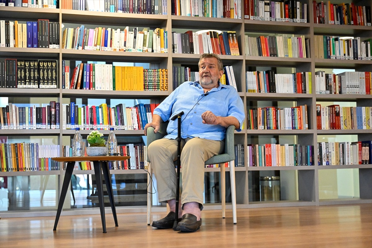 Savaş muhabiri, seyyah, belgesel film ve televizyon yapımcısı Coşkun Aral, Enstitü Sosyal'in İki...