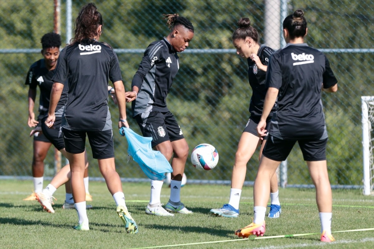 Sezon hazırlıkları kapsamında Abant Gölü Milli Parkı yolu üzerindeki bir otelde kamp yapan...