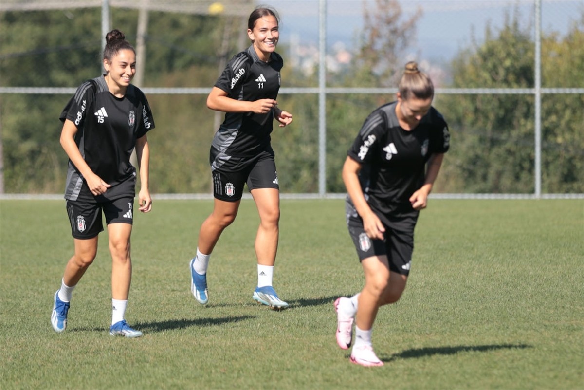 Sezon hazırlıkları kapsamında Abant Gölü Milli Parkı yolu üzerindeki bir otelde kamp yapan...