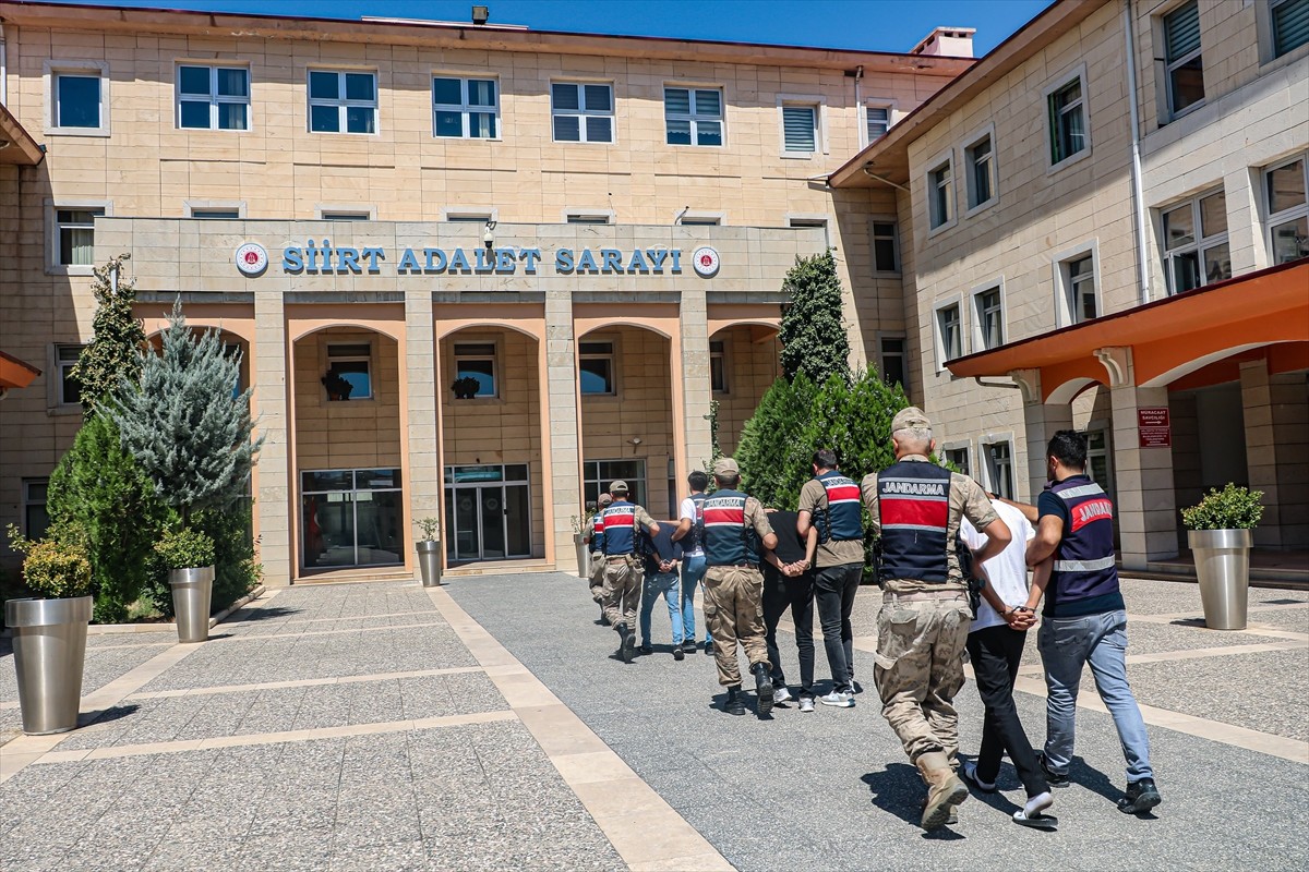 Siirt'te düzenlenen operasyonda 170 kilogram esrar ele geçirildi, 3 şüpheli yakalandı....