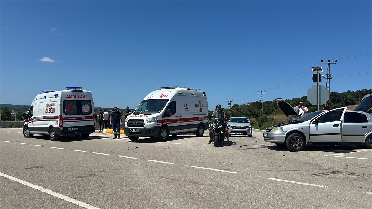 Sinop'ta havalimanı yolunda iki otomobilin çarpışması sonucu 8 kişi yaralandı.