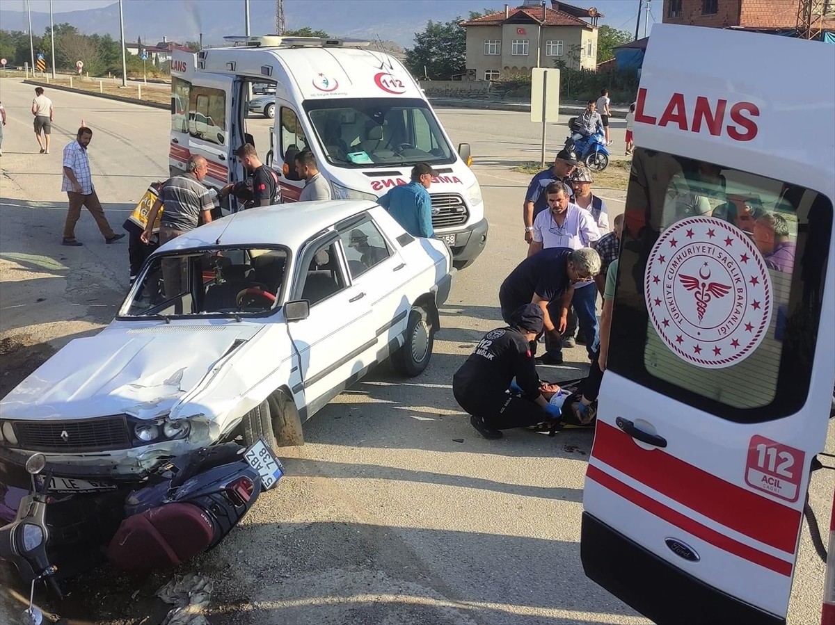 Sinop'un Boyabat ilçesinde otomobille motosikletin çarpıştığı kazada 2 kişi yaralandı.