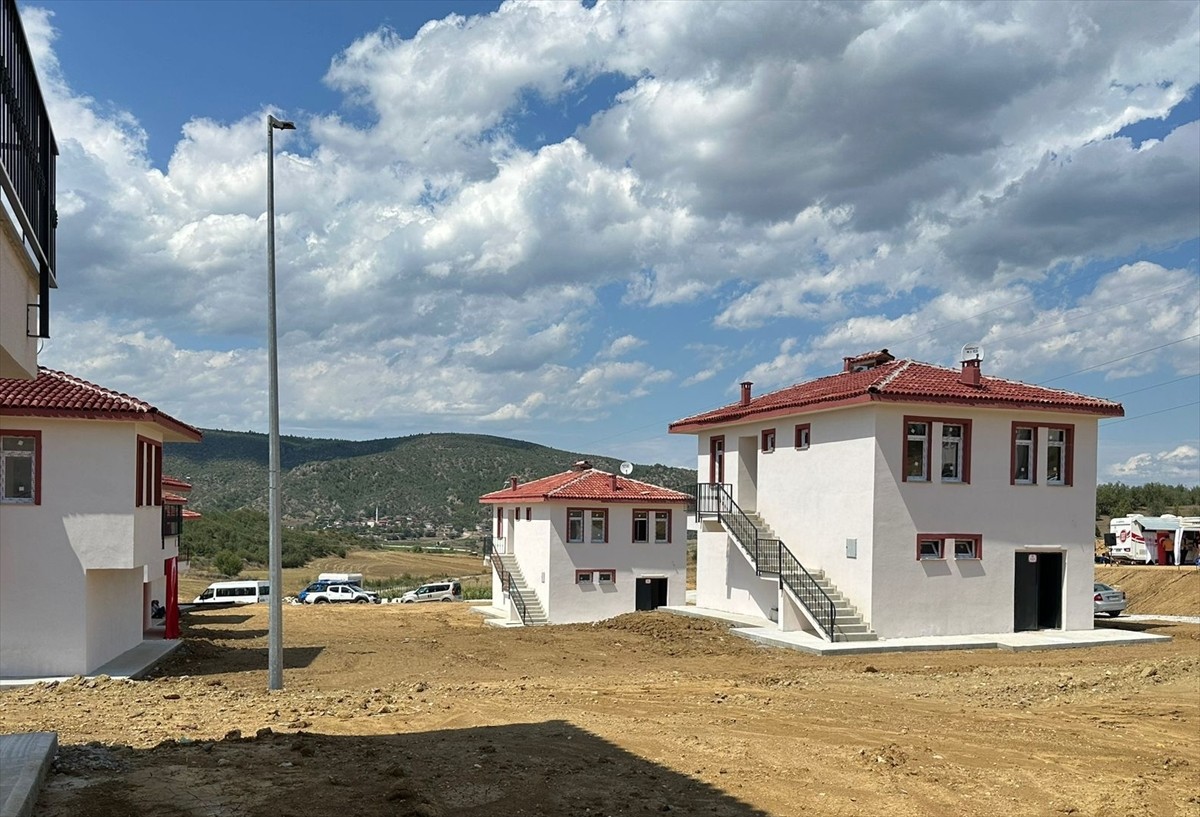 Sinop'un Saraydüzü ilçesinde, evleri Boyabat Barajı altında kalan 42 aileye yapımı tamamlanan...