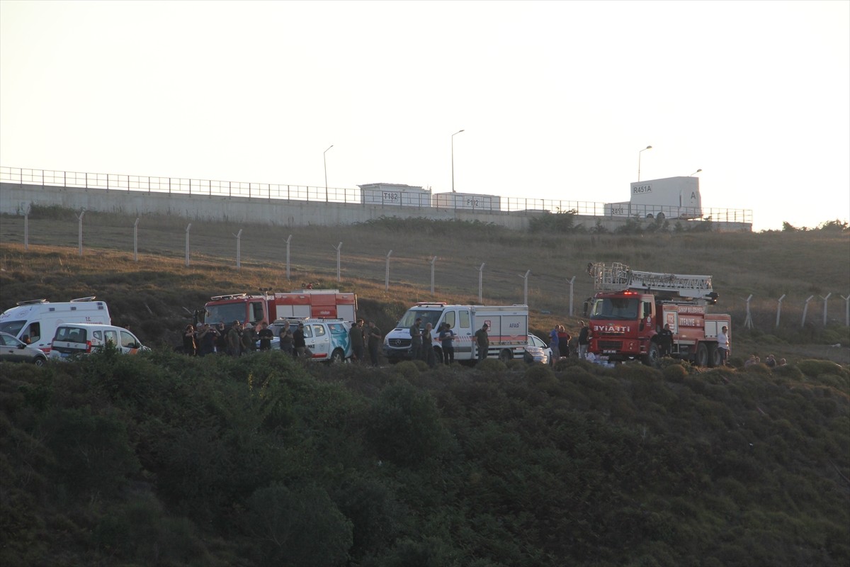 Sinop’ta ormanlık alanda çıkan yangına müdahale ederken uçuruma düşen itfaiye erinin kurtarılması...