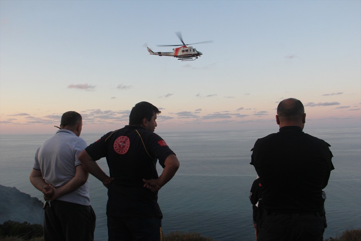 Sinop’ta ormanlık alanda çıkan yangına müdahale ederken uçuruma düşen itfaiye erinin kurtarılması...