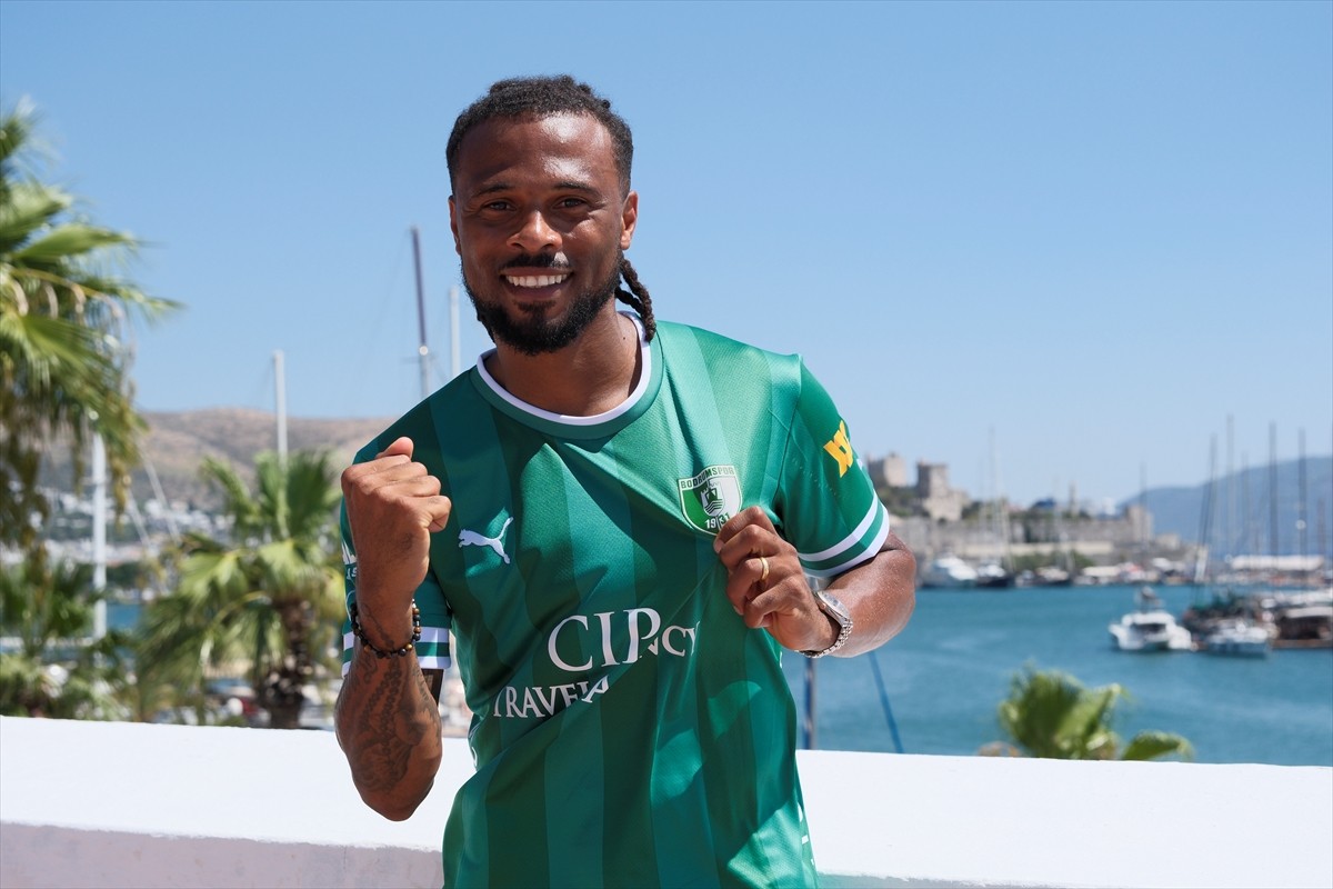 Sipay Bodrum Futbol Kulübü, yeni sezon formalarını tanıttı. "Cumhuriyet, Deniz, Doğa ve Sur"...