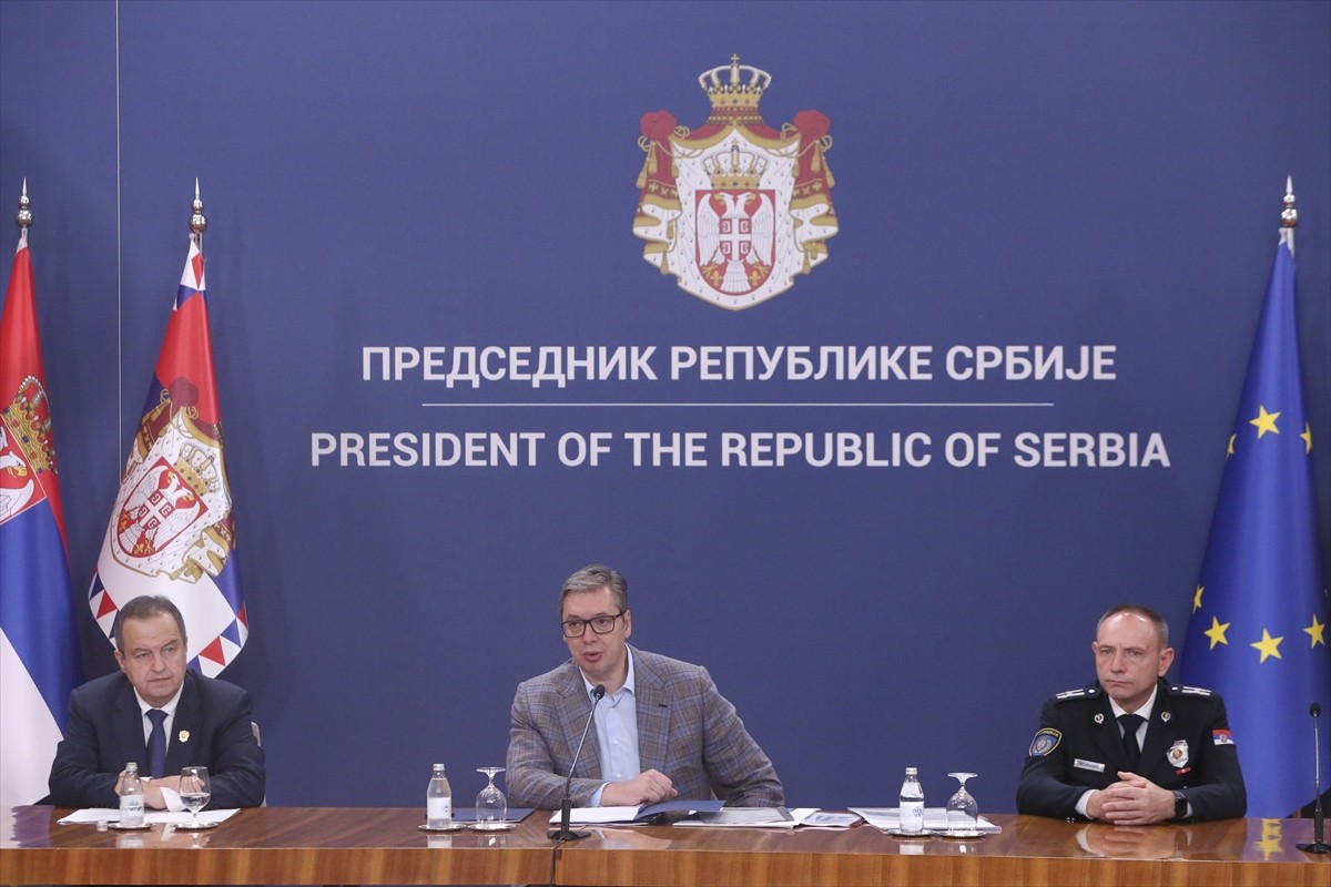 Sırbistan Cumhurbaşkanı Aleksandar Vucic (ortada) ve İçişleri Bakanı Ivica Dacic (sol 2)...