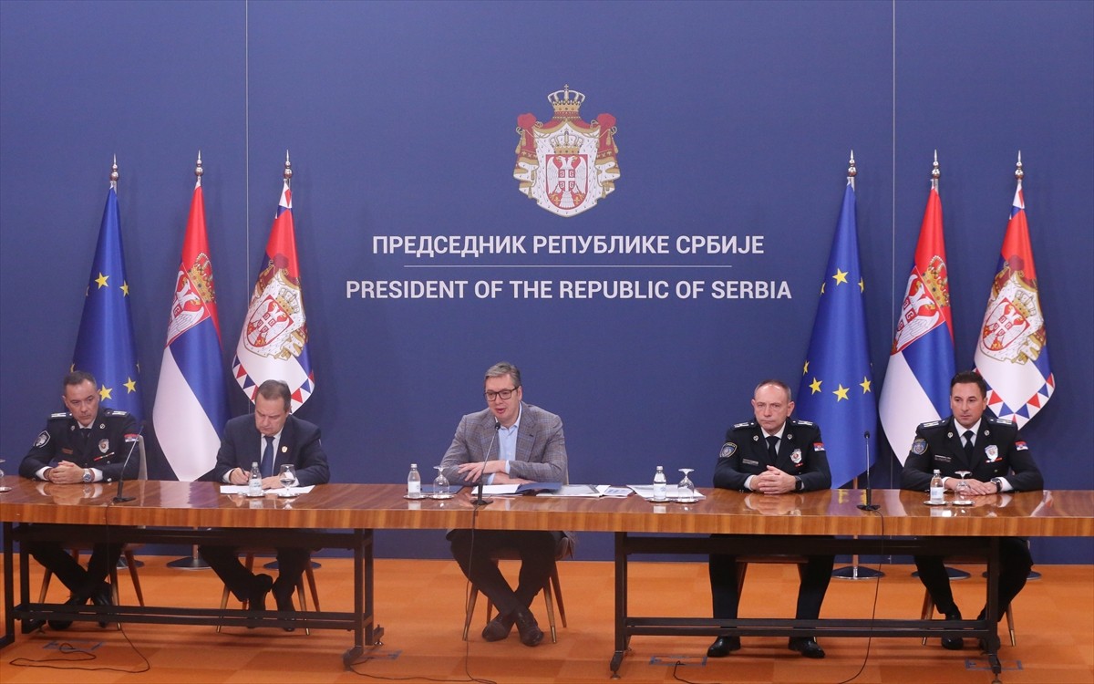 Sırbistan Cumhurbaşkanı Aleksandar Vucic (ortada) ve İçişleri Bakanı Ivica Dacic (sol 2)...