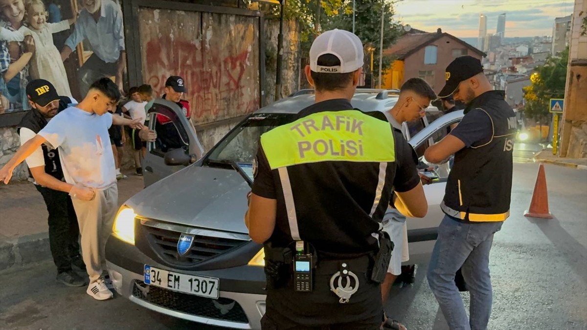 Şişli'de düzenlenen narkotik uygulamasında bir miktar uyuşturucu madde ele geçirildi, 4 kişi...
