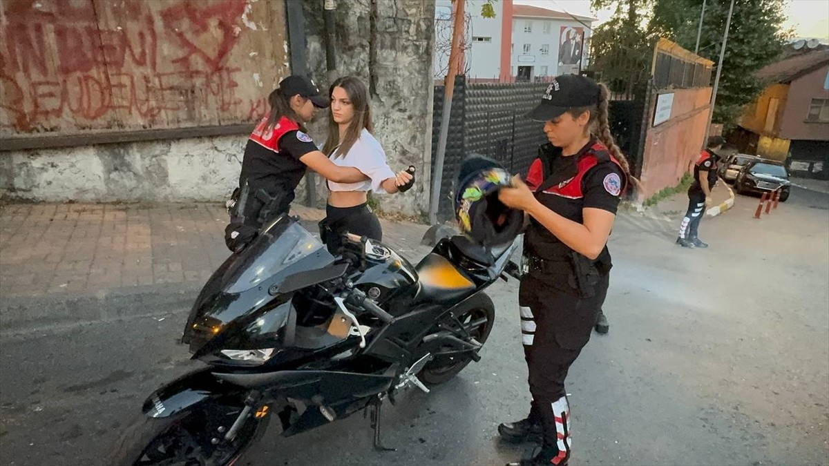 Şişli'de düzenlenen narkotik uygulamasında bir miktar uyuşturucu madde ele geçirildi, 4 kişi...