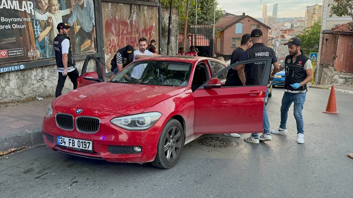 Şişli'de düzenlenen narkotik uygulamasında bir miktar uyuşturucu madde ele geçirildi, 4 kişi...