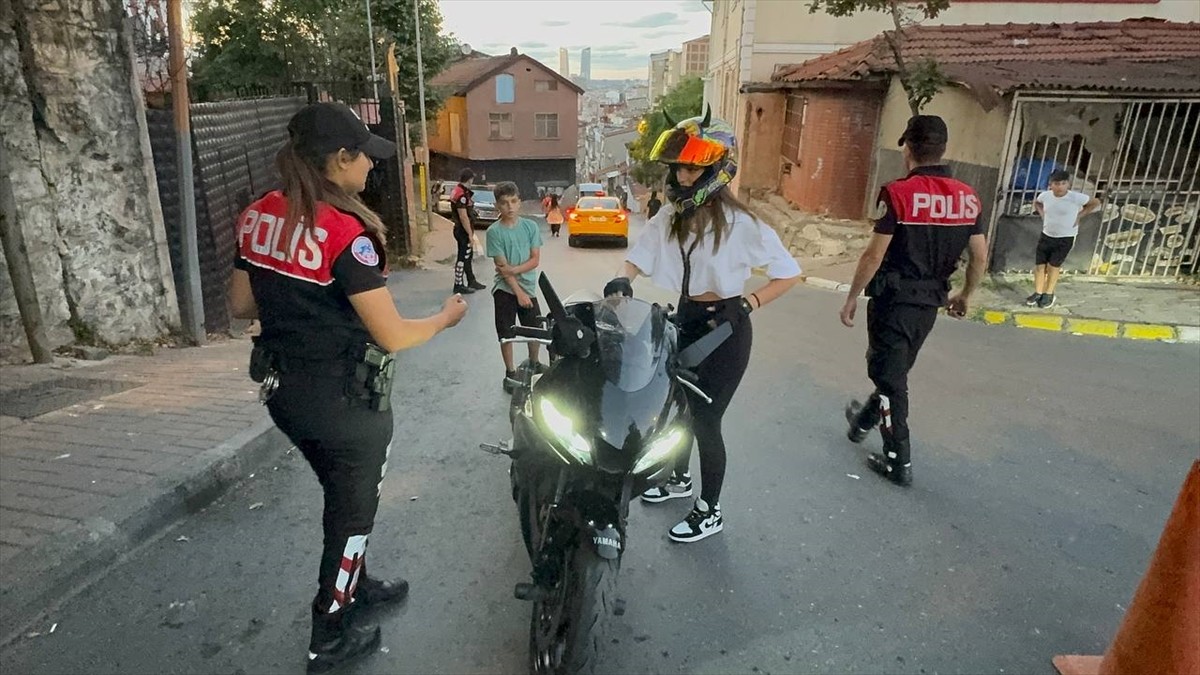 Şişli'de düzenlenen narkotik uygulamasında bir miktar uyuşturucu madde ele geçirildi, 4 kişi...