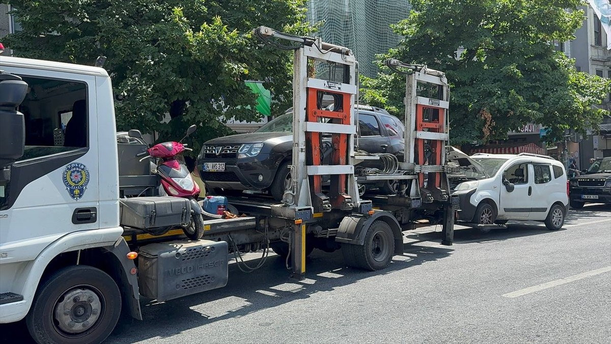 Şişli'de otomobil, motosiklet ve hafif ticarin karıştığı kaza ulaşımda aksamaya neden oldu.