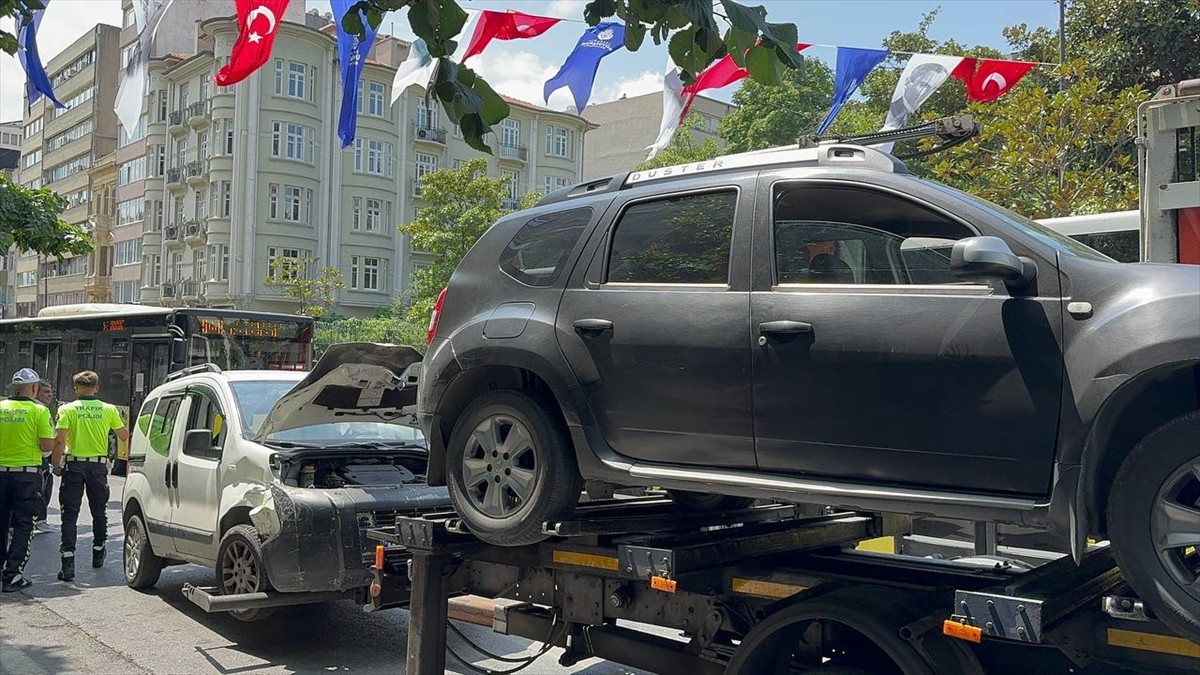 Şişli'de otomobil, motosiklet ve hafif ticarin karıştığı kaza ulaşımda aksamaya neden oldu.