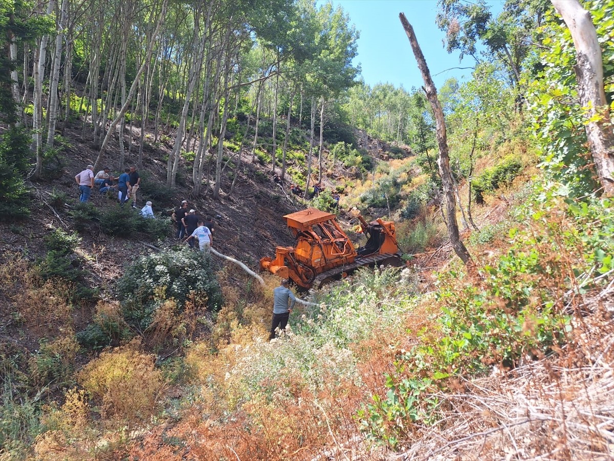 Sivas'ın Hafik ilçesinde orman yangınına müdahale sırasında dereye yuvarlanan dozerin operatörü...