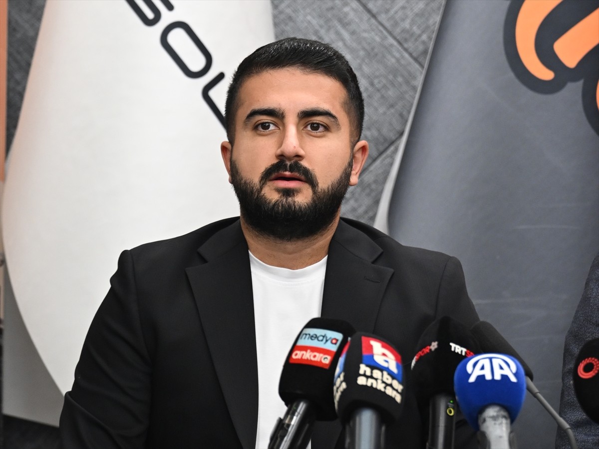 Son iki paralimpik oyunlar şampiyonu milli masa tenisçi Abdullah Öztürk, kuruyemiş firması...