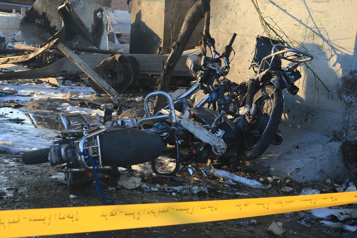 Suriye'nin kuzeyindeki Azez ilçesinde araca yerleştirilen bomba düzeneğinin patlaması sonucu 9...