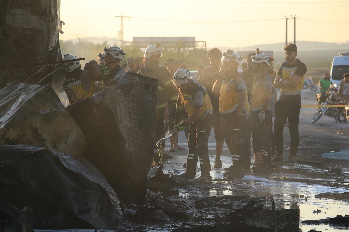 Suriye'nin kuzeyindeki Azez ilçesinde araca yerleştirilen bomba düzeneğinin patlaması sonucu 9...