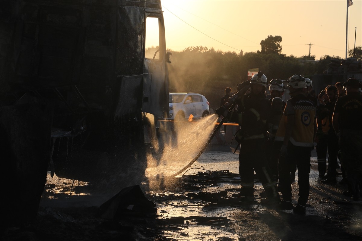 Suriye'nin kuzeyindeki Azez ilçesinde araca yerleştirilen bomba düzeneğinin patlaması sonucu 9...