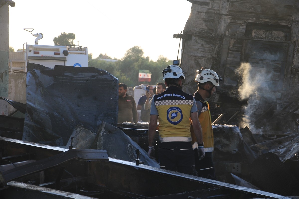 Suriye'nin kuzeyindeki Azez ilçesinde araca yerleştirilen bomba düzeneğinin patlaması sonucu 9...