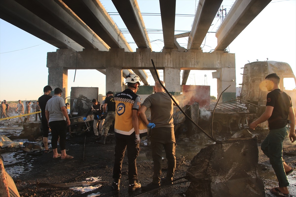 Suriye'nin kuzeyindeki Azez ilçesinde araca yerleştirilen bomba düzeneğinin patlaması sonucu 9...