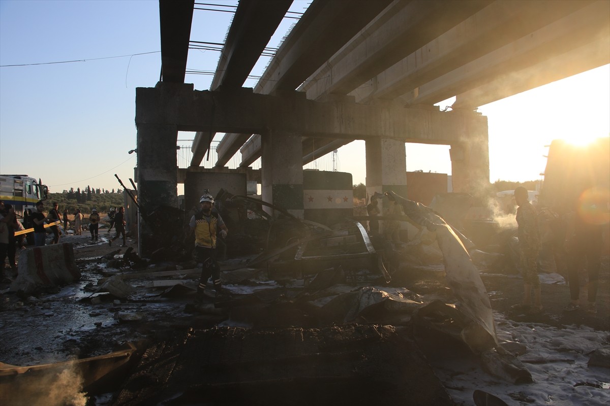 Suriye'nin kuzeyindeki Azez ilçesinde araca yerleştirilen bomba düzeneğinin patlaması sonucu 9...
