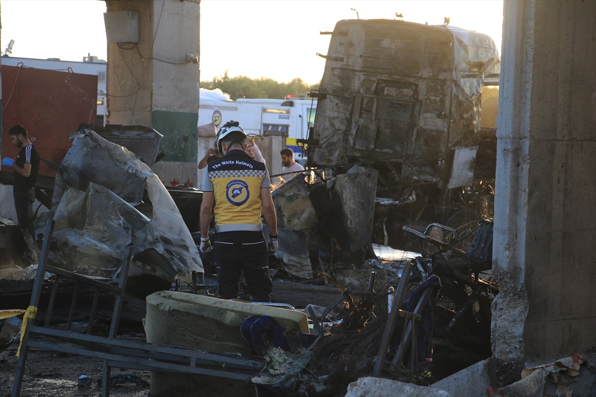 Suriye'nin kuzeyindeki Azez ilçesinde araca yerleştirilen bomba düzeneğinin patlaması sonucu 9...