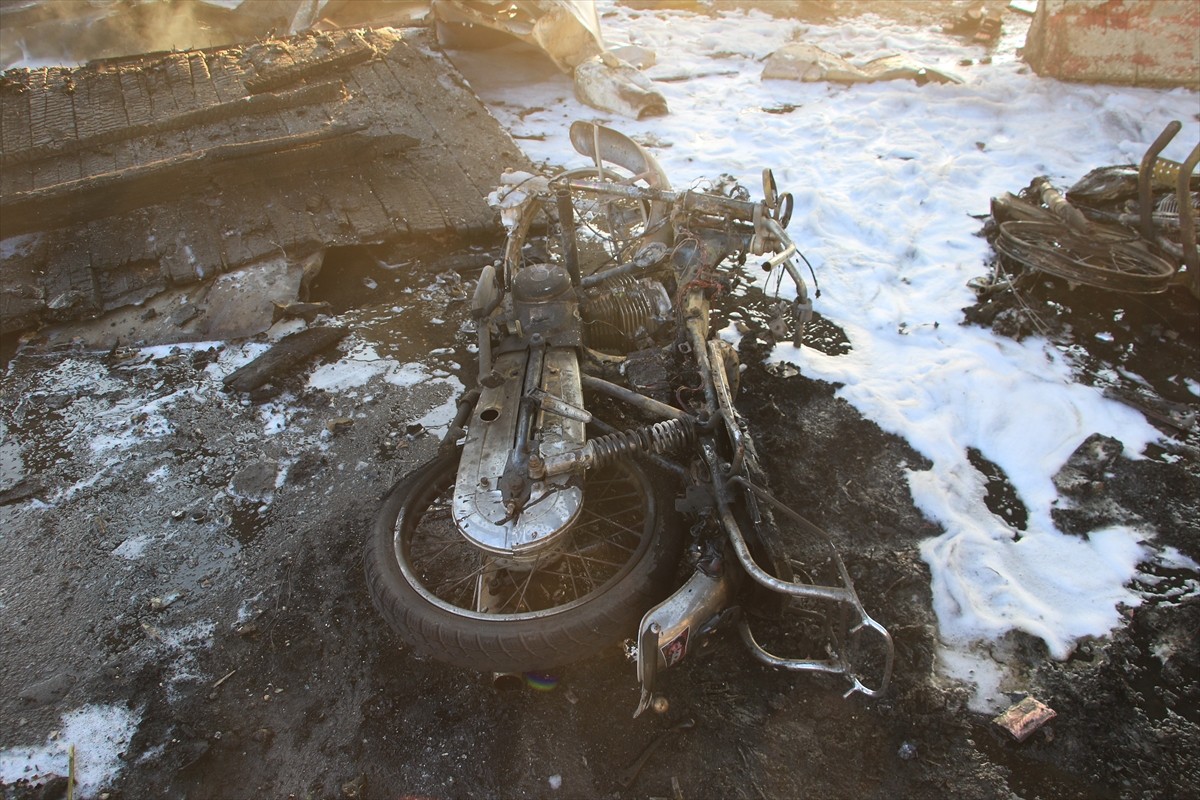 Suriye'nin kuzeyindeki Azez ilçesinde araca yerleştirilen bomba düzeneğinin patlaması sonucu 9...