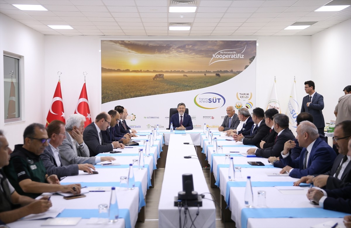 Tarım ve Orman Bakanı İbrahim Yumaklı, Denizli'nin Acıpayam ilçesindeki Tarım Kredi Süt Ürünleri...