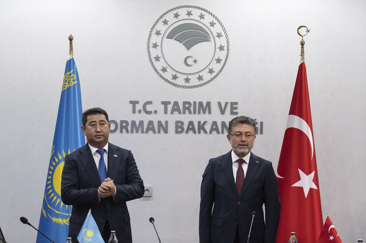 Tarım ve Orman Bakanı İbrahim Yumaklı, Kazakistan Tarım Bakanı Aidarbek Saparov ve beraberindeki...