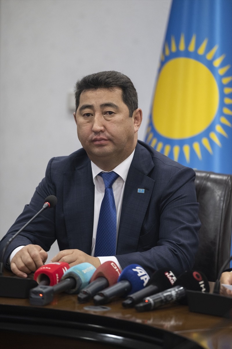 Tarım ve Orman Bakanı İbrahim Yumaklı, Kazakistan Tarım Bakanı Aidarbek Saparov ve beraberindeki...