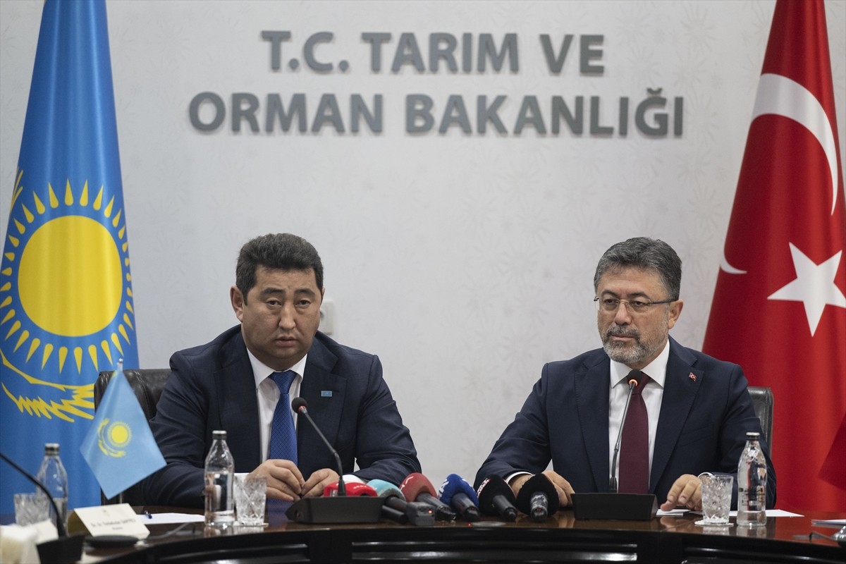 Tarım ve Orman Bakanı İbrahim Yumaklı, Kazakistan Tarım Bakanı Aidarbek Saparov ve beraberindeki...