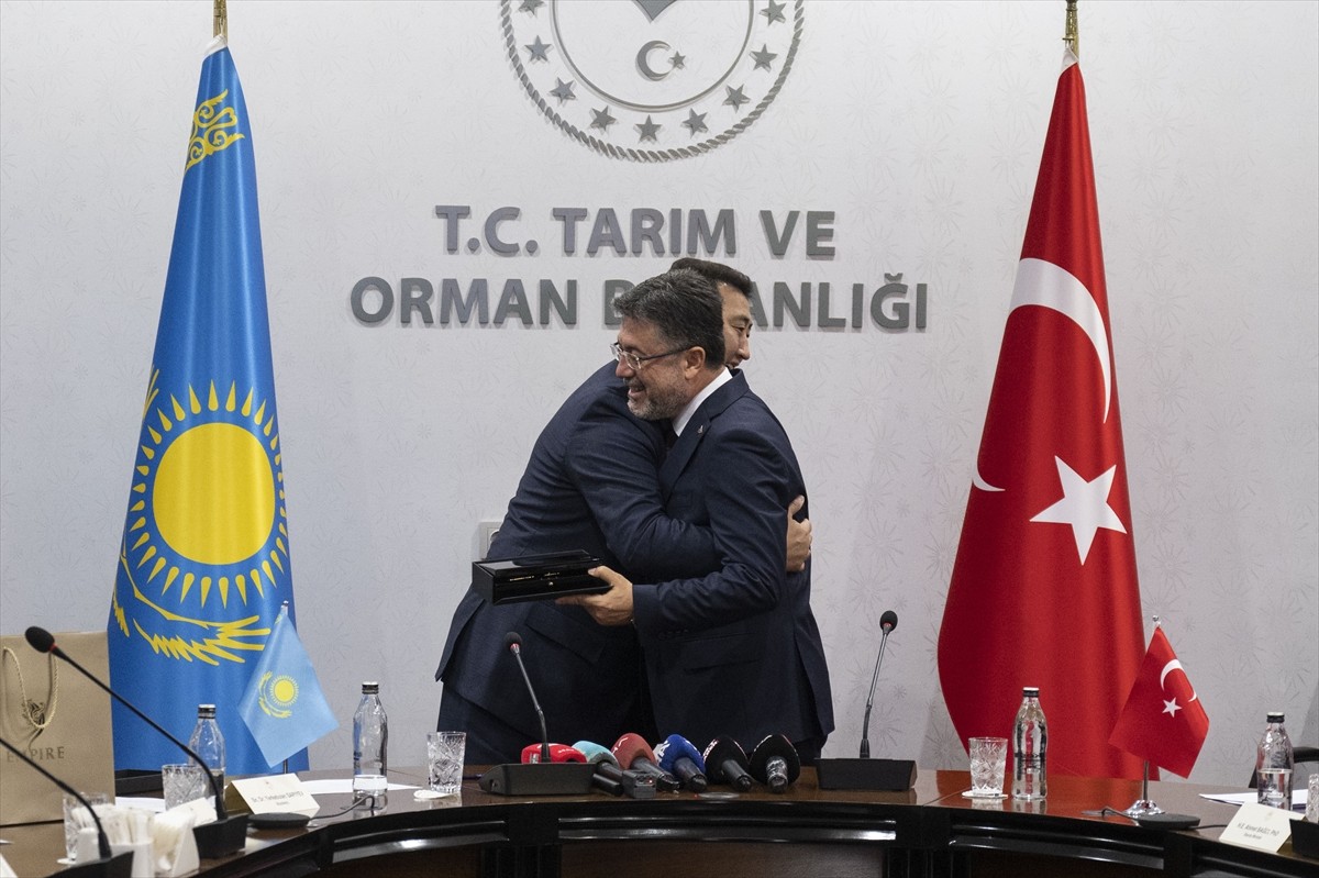 Tarım ve Orman Bakanı İbrahim Yumaklı, Kazakistan Tarım Bakanı Aidarbek Saparov ve beraberindeki...